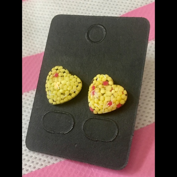 🌼Yellow Confetti Heart Stud Earrings 🌼NWT🏷 - Picture 4 of 7